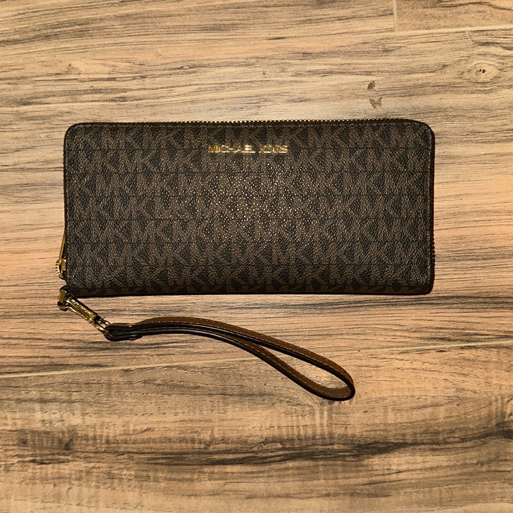 Michael kohrs strap wallet. Brown and in good condition.